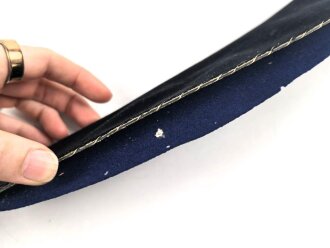 Kaiserreich, Stehkragen für Offiziere, schwarzer Samt mit roter Paspel, innen blau. Gesamtlänge des unteren Randes etwa 45cm
