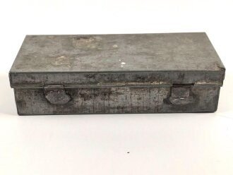 Vorratsteilekasten, Maße etwa 5 x 12 x 3cm. Alter und Herkunft unbekannt