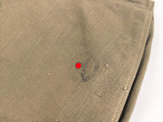 Brotbeutel Wehrmacht , letztes Modell mit mitgenähtem Trageriemen, Reichsbetriebsnummer gestempelt. Auf dem Deckel - warum auch immer - zwei Stempel