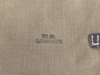 Brotbeutel Wehrmacht , letztes Modell mit mitgenähtem Trageriemen, Reichsbetriebsnummer gestempelt. Auf dem Deckel - warum auch immer - zwei Stempel