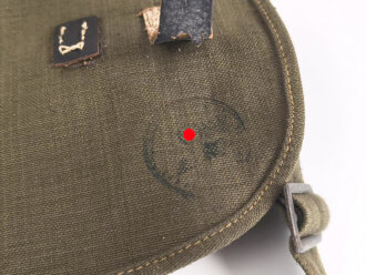 Brotbeutel Wehrmacht , letztes Modell mit mitgenähtem Trageriemen, Reichsbetriebsnummer gestempelt. Auf dem Deckel - warum auch immer - zwei Stempel