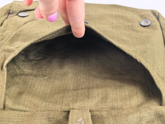 Brotbeutel Wehrmacht , letztes Modell mit mitgenähtem Trageriemen, Reichsbetriebsnummer gestempelt. Auf dem Deckel - warum auch immer - zwei Stempel