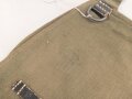 Brotbeutel Wehrmacht , letztes Modell mit mitgenähtem Trageriemen, Reichsbetriebsnummer gestempelt. Auf dem Deckel - warum auch immer - zwei Stempel
