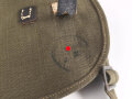 Brotbeutel Wehrmacht , letztes Modell mit mitgenähtem Trageriemen, Reichsbetriebsnummer gestempelt. Auf dem Deckel - warum auch immer - zwei Stempel