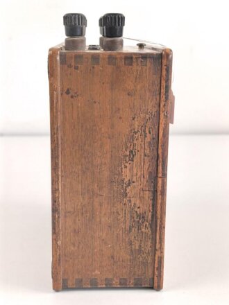 Wheatstone Meßbrücke ( Messeinrichtung zur Messung von elektrischen Widerständen). Größe des Holzgehäuses etwa 18 x 19 x 9cm