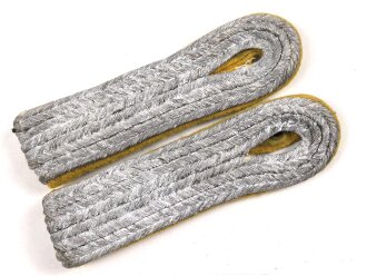 Luftwaffe, Paar Schulterstücke für einen Leutnant fliegendes Personal.  Relativ schmale, kurze Ausführung, Gesamtlänge etwa 9,5cm
