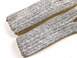 Luftwaffe, Paar Schulterstücke für einen Leutnant fliegendes Personal.  Relativ schmale, kurze Ausführung, Gesamtlänge etwa 9,5cm