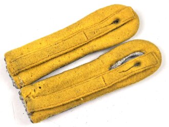 Luftwaffe, Paar Schulterstücke für einen Leutnant fliegendes Personal.  Relativ schmale, kurze Ausführung, Gesamtlänge etwa 9,5cm