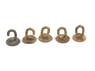 Fünf Stück Gegenhaken für Auszeichnungen. Die Platte je etwa 7mm Durchmesser