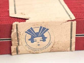 Bündel Ordensband zur Medaille Winterschlacht im Osten. Breite 31mm. In der originalen Banderole. Laut Banderole 25 Meter