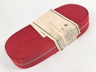 Bündel Ordensband zur Medaille Winterschlacht im Osten. Breite 31mm. In der originalen Banderole, diese defekt und vor längerer Zeit unglücklich geklebt. Laut Banderole 25 Meter