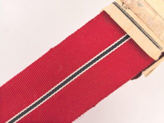 Bündel Ordensband zur Medaille Winterschlacht im Osten. Breite 31mm. In der originalen Banderole, diese defekt und vor längerer Zeit unglücklich geklebt. Laut Banderole 25 Meter