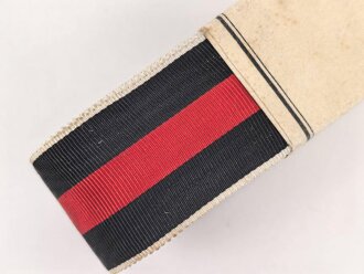 Bündel Ordensband zur Anschlussmedaille 1.Oktober 1938. Breite 30mm. In der originalen Banderole, laut dieser 10 Meter
