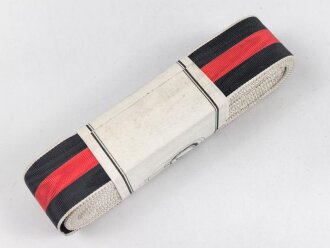 Bündel Ordensband zur Anschlussmedaille 1.Oktober 1938. Breite 30mm. In der originalen Banderole, laut dieser 10 Meter