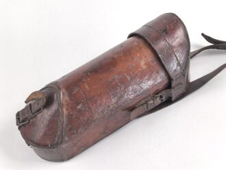 1.Weltkrieg, Tasche für den eisernen Armeefernsprecher in gutem Gesamtzustand, ungereinigtes Stück, Trageriemen zum Teil angetrocknet