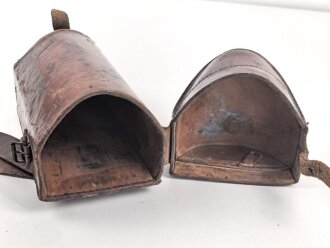 1.Weltkrieg, Tasche für den eisernen Armeefernsprecher in gutem Gesamtzustand, ungereinigtes Stück, Trageriemen zum Teil angetrocknet