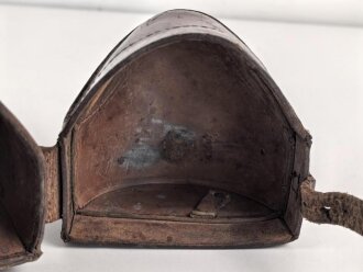 1.Weltkrieg, Tasche für den eisernen Armeefernsprecher in gutem Gesamtzustand, ungereinigtes Stück, Trageriemen zum Teil angetrocknet