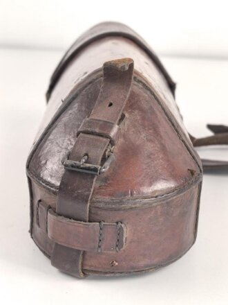 1.Weltkrieg, Tasche für den eisernen Armeefernsprecher in gutem Gesamtzustand, ungereinigtes Stück, Trageriemen zum Teil angetrocknet