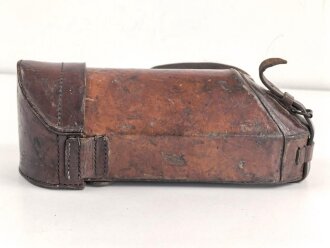 1.Weltkrieg, Tasche für den eisernen Armeefernsprecher in gutem Gesamtzustand, ungereinigtes Stück, Trageriemen zum Teil angetrocknet