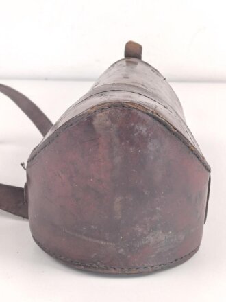 1.Weltkrieg, Tasche für den eisernen Armeefernsprecher in gutem Gesamtzustand, ungereinigtes Stück, Trageriemen zum Teil angetrocknet