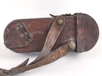 1.Weltkrieg, Tasche für den eisernen Armeefernsprecher in gutem Gesamtzustand, ungereinigtes Stück, Trageriemen zum Teil angetrocknet