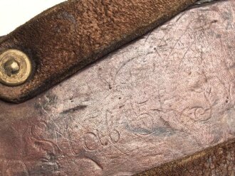1.Weltkrieg, Tasche für den eisernen Armeefernsprecher in gutem Gesamtzustand, ungereinigtes Stück, Trageriemen zum Teil angetrocknet
