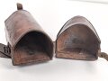 1.Weltkrieg, Tasche für den eisernen Armeefernsprecher in gutem Gesamtzustand, ungereinigtes Stück, Trageriemen zum Teil angetrocknet
