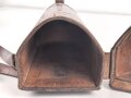 1.Weltkrieg, Tasche für den eisernen Armeefernsprecher in gutem Gesamtzustand, ungereinigtes Stück, Trageriemen zum Teil angetrocknet