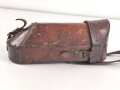 1.Weltkrieg, Tasche für den eisernen Armeefernsprecher in gutem Gesamtzustand, ungereinigtes Stück, Trageriemen zum Teil angetrocknet