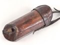 1.Weltkrieg, Tasche für den eisernen Armeefernsprecher in gutem Gesamtzustand, ungereinigtes Stück, Trageriemen zum Teil angetrocknet