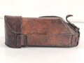 1.Weltkrieg, Tasche für den eisernen Armeefernsprecher in gutem Gesamtzustand, ungereinigtes Stück, Trageriemen zum Teil angetrocknet