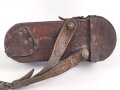 1.Weltkrieg, Tasche für den eisernen Armeefernsprecher in gutem Gesamtzustand, ungereinigtes Stück, Trageriemen zum Teil angetrocknet