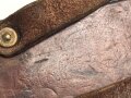 1.Weltkrieg, Tasche für den eisernen Armeefernsprecher in gutem Gesamtzustand, ungereinigtes Stück, Trageriemen zum Teil angetrocknet