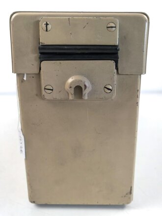 Gehäuse Wehrmacht, sieht im ersten Moment aus wie für Überbrückungszusatz für Trägerfrequenzverbindungen, ist aber nur etwa 18 cm hoch. Originallack