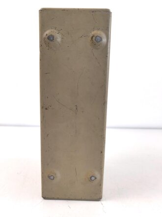 Gehäuse Wehrmacht, sieht im ersten Moment aus wie für Überbrückungszusatz für Trägerfrequenzverbindungen, ist aber nur etwa 18 cm hoch. Originallack