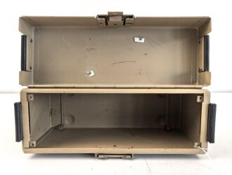 Gehäuse Wehrmacht, sieht im ersten Moment aus wie für Überbrückungszusatz für Trägerfrequenzverbindungen, ist aber nur etwa 18 cm hoch. Originallack