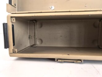 Gehäuse Wehrmacht, sieht im ersten Moment aus wie für Überbrückungszusatz für Trägerfrequenzverbindungen, ist aber nur etwa 18 cm hoch. Originallack