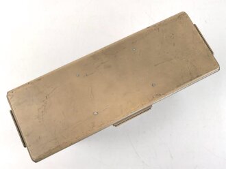 Gehäuse Wehrmacht, sieht im ersten Moment aus wie für Überbrückungszusatz für Trägerfrequenzverbindungen, ist aber nur etwa 18 cm hoch. Originallack