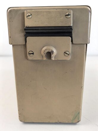 Gehäuse Wehrmacht, sieht im ersten Moment aus wie für Überbrückungszusatz für Trägerfrequenzverbindungen, ist aber nur etwa 18 cm hoch. Originallack