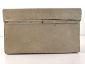Gehäuse Wehrmacht, sieht im ersten Moment aus wie für Überbrückungszusatz für Trägerfrequenzverbindungen, ist aber nur etwa 18 cm hoch. Originallack