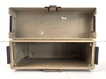 Gehäuse Wehrmacht, sieht im ersten Moment aus wie für Überbrückungszusatz für Trägerfrequenzverbindungen, ist aber nur etwa 18 cm hoch. Originallack
