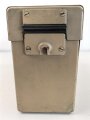 Gehäuse Wehrmacht, sieht im ersten Moment aus wie für Überbrückungszusatz für Trägerfrequenzverbindungen, ist aber nur etwa 18 cm hoch. Originallack