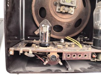 Deutscher Kleinempfänger 1938, Hersteller Roland Brandt. Optisch gut, ungereinigt, Anschlussstecker samt Kabel fehlt, Funktion nicht geprüft