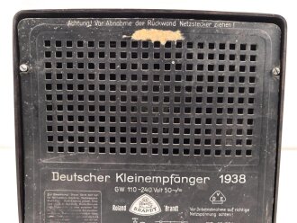 Deutscher Kleinempfänger 1938, Hersteller Roland Brandt. Optisch gut, ungereinigt, Anschlussstecker samt Kabel fehlt, Funktion nicht geprüft