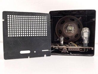 Deutscher Kleinempfänger 1938, Hersteller Roland Brandt. Optisch gut, ungereinigt, Anschlussstecker samt Kabel fehlt, Funktion nicht geprüft