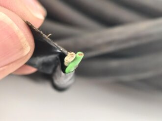 Zweipoliges Kabel mit Gummimantel. Durchmesser 6 Millimeter, Durchmesser des Bündels wie fotografiert etwa 27cm