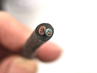 Zweipoliges Kabel mit Gummimantel. Durchmesser 6 Millimeter, Durchmesser des Bündels wie fotografiert etwa 27cm