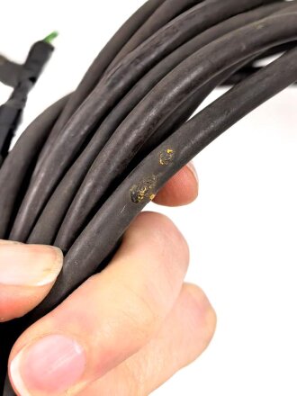 Zweipoliges Kabel mit Gummimantel. Durchmesser 6 Millimeter, Durchmesser des Bündels wie fotografiert etwa 27cm