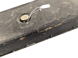 Deckel zum kleinen Klappenschrank zu 10 Leitungen. . Überlackiertes Stück, ungereinigt