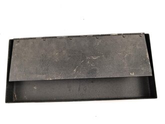 Deckel zum kleinen Klappenschrank zu 10 Leitungen. . Überlackiertes Stück, ungereinigt